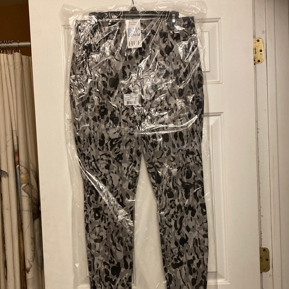 HUE Animal High-Waist Legging